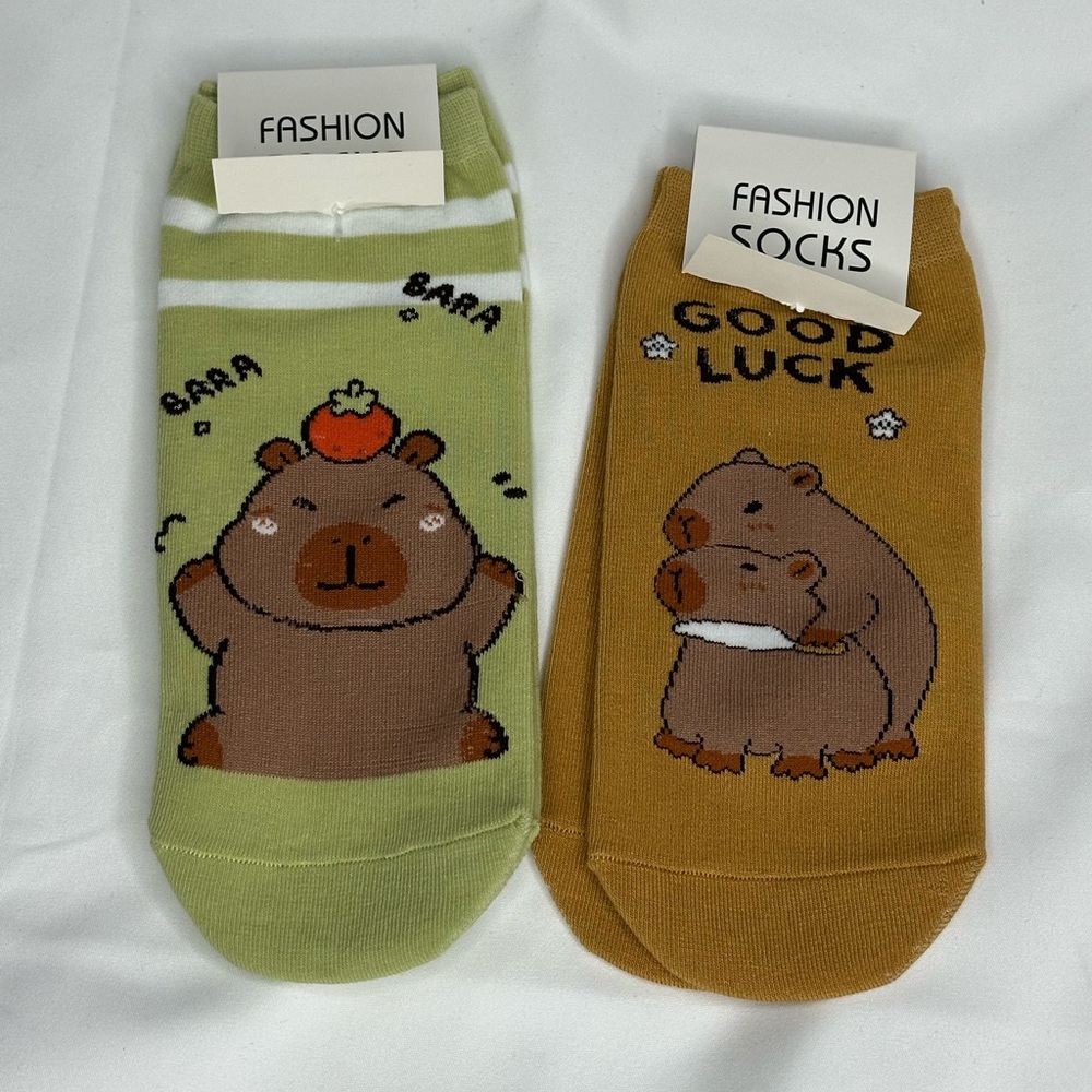 Capybara Comfortable And Versatile Women's Short 2 Socks Bundle